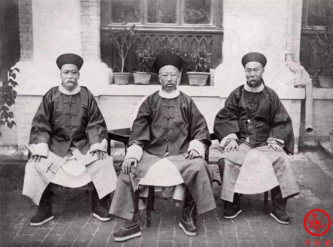 Bức ảnh chụp Thuần Thân vương Dịch Hoàn (giữa), đại thần Lý Hồng Chương (phải) và Đô thống Thiện Khánh (trái). Cả 3 người đều có vẻ mặt nghiêm nghị. Thuần Thân vương Dịch Hoàn là Hoàng thất tử của Hoàng đế Đạo Quang, cha ruột của Hoàng đế Quang Tự và là ông nội của Hoàng đế Tuyên Thống (Phổ Nghi).