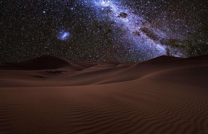 Cảnh quan ấn tượng của Sahara cũng diễn ra vào ban đêm, khi hàng triệu ngôi sao tỏa sáng rực rỡ trên bầu trời. Vào một số thời điểm trong năm, bạn có thể nhìn thấy dải ngân hà tuyệt đẹp. Sahara đang ngày càng lớn hơn bởi sự thay đổi khí hậu khiến lượng mưa trong khu vực ít đi và đất sa mạc dần mở rộng.