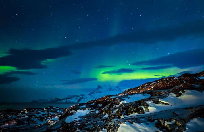 Dân số ở Greenland chỉ có 56.000 người, mật độ rất nhỏ so với diện tích hòn đảo. Không khí trong lành nên vào ban đêm, bạn sẽ thấy hiện tượng cực quang tỏa sáng thường xuyên. Ngoài ra, cảnh hoàng hôn tuyệt đẹp ở Greenland với ánh sáng được phản chiếu trên những tảng băng cũng là một trải nghiệm đáng nhớ.