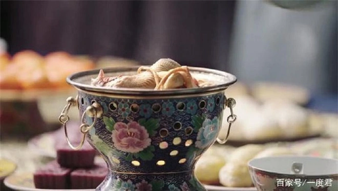 Thay vì uống nước đun sôi thông thường, Từ Hi Thái hậu thường uống nước ép thực vật đắt tiền hoặc nước trà đặc biệt.