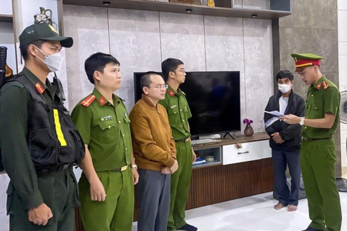 Trước đó, vào tối ngày 9/2, Cơ quan CSĐT Công an TP. Đà Nẵng đã tống đạt các quyết định khởi tố vụ án, khởi tố bị can, ra lệnh bắt bị can để tạm giam đối với ông Hoàng Quang Huy (SN 1989), là Trưởng phòng Kế hoạch - tài chính và bà Lâm Thị Hồng Tâm (SN 1973), là Thủ quỹ của Trường Đại học Bách khoa Đà Nẵng về tội “Tham ô tài sản”.