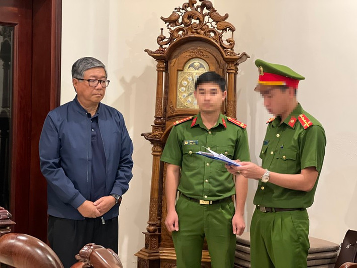 Ông Vinh bị khởi tố về tội “Vi phạm quy định về quản lý, sử dụng tài sản nhà nước gây thất thoát, lãng phí".