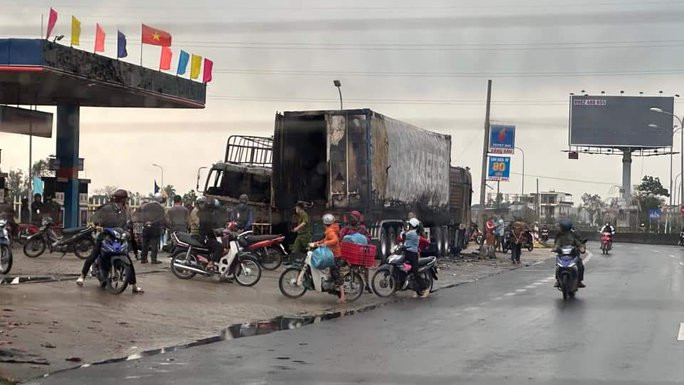 Nguyên nhân ban đầu được cho là do chập điện trên xe tải.