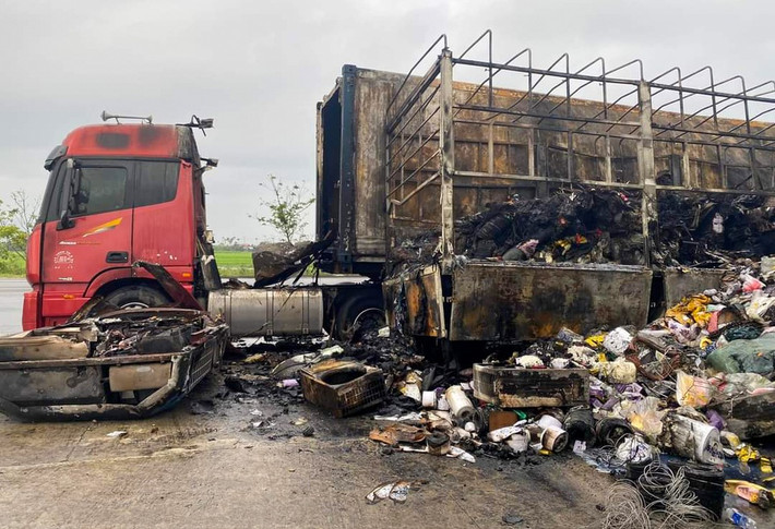 Thùng xe container cũng bị cháy, đầu xe bị ảnh hưởng.