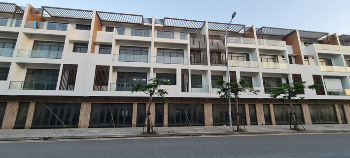 Dãy shophouse nằm trên trục đường Minh Mạng rộng 15m thông ra biển, một vị trí đắc địa trên địa bàn quận Ngũ Hành Sơn.