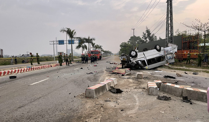 Sáng 14/2, Phó Thủ tướng Trần Lưu Quang, Chủ tịch Ủy ban An toàn giao thông quốc gia chỉ đạo “nóng” các cơ quan, đơn vị liên quan có biện pháp khắc phục nhanh hậu quả vụ tai nạn giao thông nghiêm trọng này.