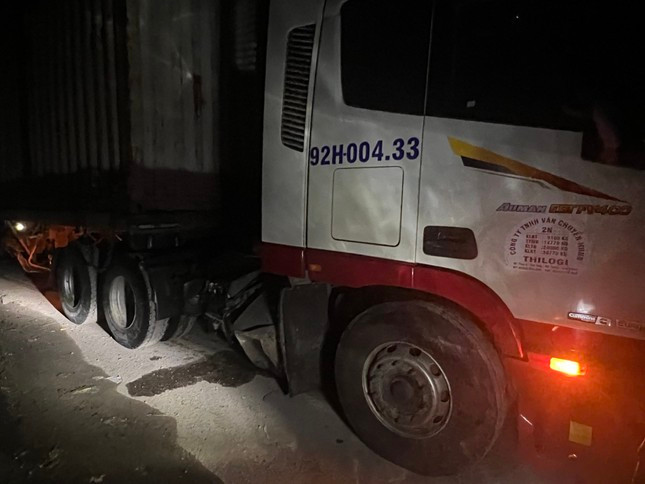 Theo thông tin ban đầu, vụ tai nạn xảy ra vào khoảng 4h sáng 14/2, tại khu vực ngã tư giao nhau cùng mức giữa đường ĐT619 và đường dẫn xuống cảng Tam Hiệp thuộc xã Tam Hiệp, huyện Núi Thành, tỉnh Quảng Nam.