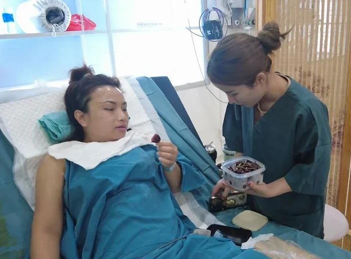 Thời gian gần đây, Quỳnh Trần JP còn gây chú ý hơn nữa khi cô bắt đầu trùng tu nhan sắc qua các cuộc phẫu thuật thẩm mỹ. Hình ảnh Quỳnh Trần JP được người bạn thân thiết chăm sóc chu đáo sau khi phẫu thuật.