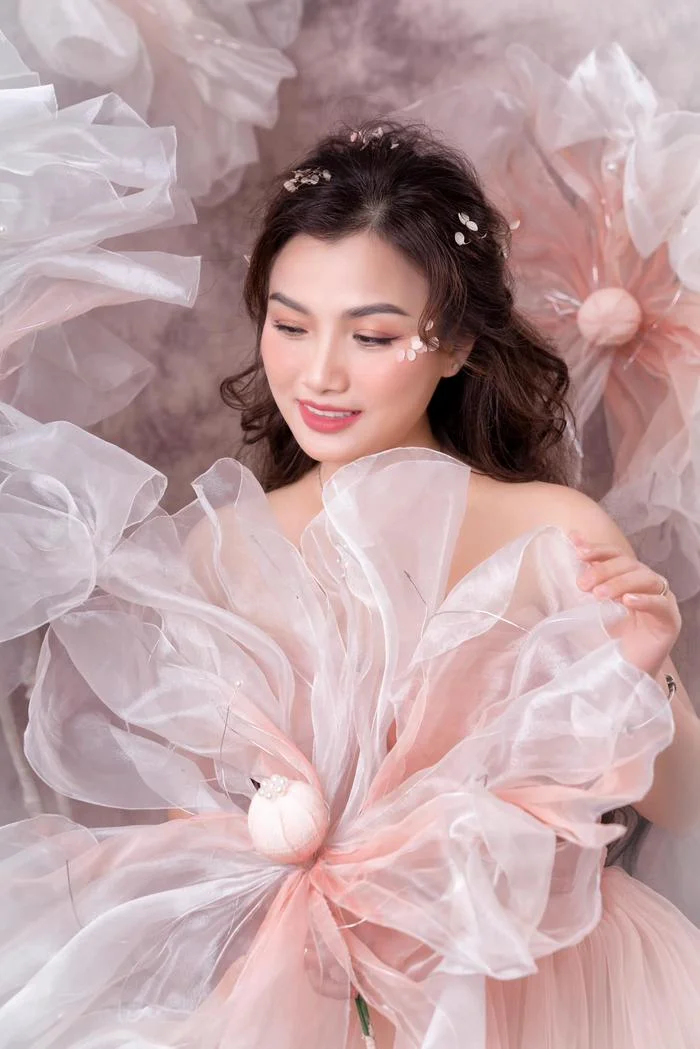Nếu trước đây, khán giả thường xuyên theo dõi kênh của Quỳnh Trần JP thường thấy bà mẹ một con xuất hiện với hình ảnh mộc mạc, giản dị thì giờ đây, nhan sắc của cô đã được nâng cấp hơn rất nhiều. Theo đó, trong loạt ảnh mới, Quỳnh Trần JP diện chiếc váy màu hồng ngọt ngào, trang điểm tông hồng trẻ trung cùng loạt biểu cảm gương mặt dễ thương vô cùng.
