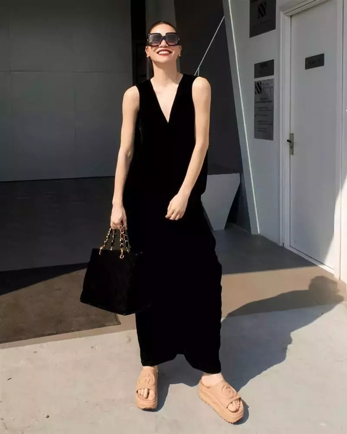 Hà Hồ mặc đồ đen đơn giản cùng đôi dép lê đế thô hơn 12 triệu của Gucci.