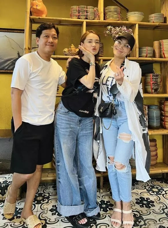 Song đáng chú ý nhất lại chính là đôi dép size "khủng" mà bà xã Trường Giang sử dụng. Trong khi ông xã xuề xòa dép tổ ong chỉ vài chục nghìn thì đôi dép hiệu của Nhã Phương lại có mức giá khiến nhiều người choáng váng