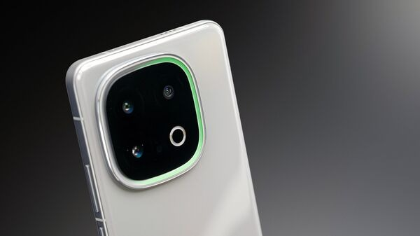 Camera của iQOO 13 có độ phân giải 50MP, mang lại khả năng chụp ảnh ấn tượng. (Ảnh: Nhịp sống thị trường)
