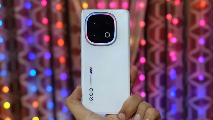 Với mức giá chỉ hơn 14 triệu đồng, iQOO 13 cung cấp hiệu suất cao, rẻ hơn nhiều so với Galaxy S24 Ultra. (Ảnh: Forbes)