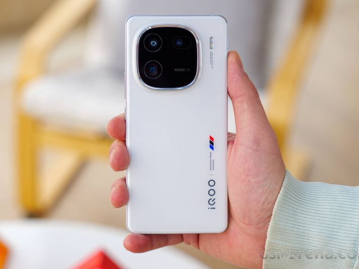 iQOO 13 trang bị pin 6.150mAh, hỗ trợ sạc nhanh 120W, giúp sử dụng lâu dài. (Ảnh: Nhịp sống thị trường)