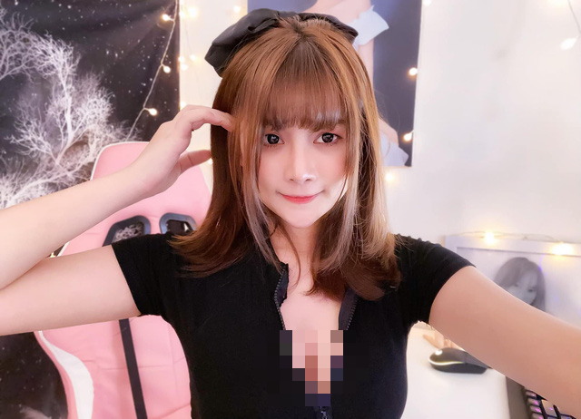Lyly rất thích ca hát, Lyly tranh thủ hát trên facebook, chơi game và hát cho mọi người nghe. Điều bất ngờ là giọng hát của người đẹp được rất nhiều người khen ngợi và ủng hộ (Ảnh: gameK)