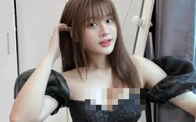 Vào năm 2021 vừa qua, nữ streamer cũng đã gây sốt với cộng đồng mạng khi gia nhập trong đội ngũ bình luận của AIC 2021. Cô nàng đã nhanh chóng trở thành tâm điểm chú ý của mọi người với vẻ ngoài cuốn hút cùng phong thái xử lý tình huống vô cùng khéo léo, thông minh.(Ảnh: Thể thao & Văn hóa)