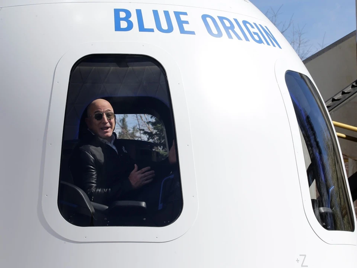 Đối với Bezos, việc khám phá vũ trụ dường như là cách thỏa mãn ước mơ thời thơ ấu, bất kể chi phí khổng lồ. (Ảnh: Znews)