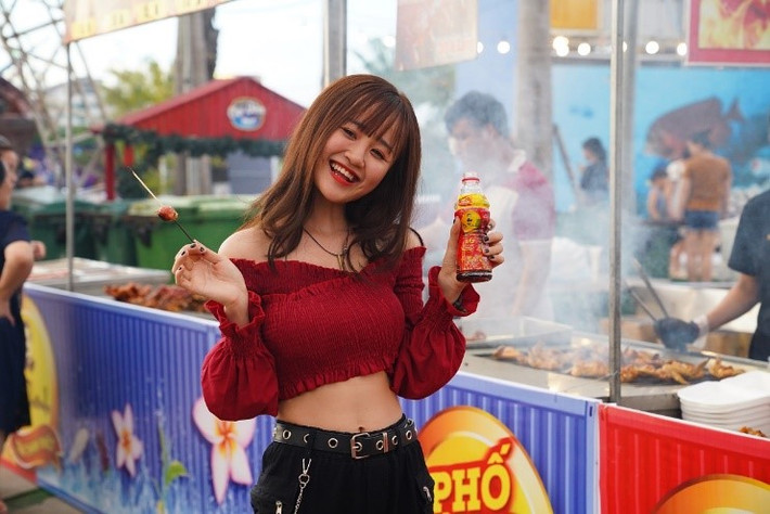 Xuyên suốt những màn trình diễn nóng bỏng, cuồng nhiệt cùng hàng trăm món ăn đường phố cay nóng à thông điệp “Thách thức nóng vẫn cứ tươi”, cổ vũ lỗi sống năng động, đam mê khám phá, đối đầu thách thức dành cho các bạn trẻ. Hãy cứ quẩy nhiệt, sống nhiệt mà vẫn tươi để tận hưởng mọi dư vị của ngày hè náo nhiệt. Có thể nói, Trà Thanh Nhiệt Dr Thanh đã tạo được dấu ấn mỹ mãn trong lòng khán giả Thành phố sông Hàn, kết nối hàng triệu tâm hồn người trẻ.