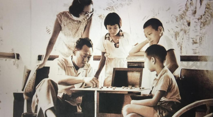 3 người con lần lượt ra đời như minh chứng cho tình yêu đẹp của họ. Trong thời gian nghỉ sinh, bà Kha đã giúp ông Lý rất nhiều trong việc chuẩn bị tài liệu cho các vụ kiện.