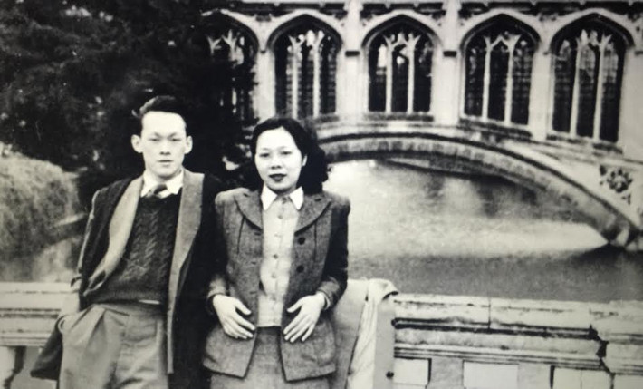 Một năm sau khi ông Lý sang Anh, bà Kha cũng giành được học bổng Nữ Hoàng và sang Anh đoàn tụ cùng người yêu.