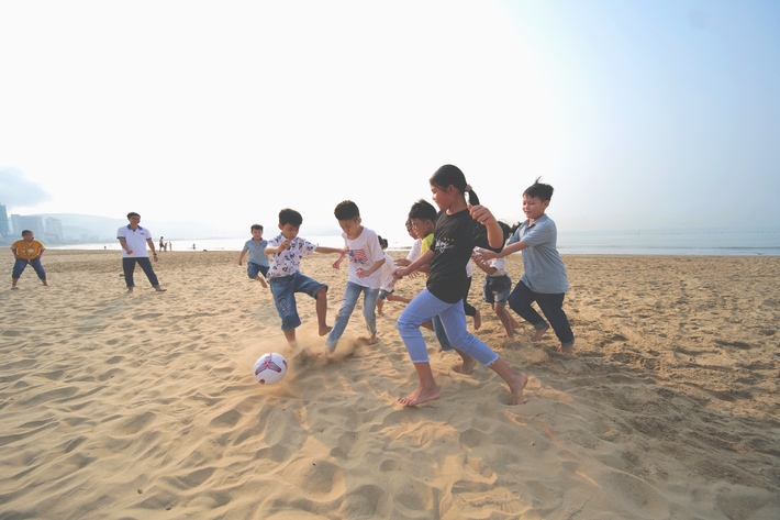 Tại Bình Định, các em nhỏ đã được tổ chức một buổi dã ngoại ở biển Quy Nhơn. Do chịu ảnh hưởng từ dịch Covid-19, sau 2 năm, các em tại Làng trẻ SOS Quy Nhơn mới được ra biển vui chơi. Thỏa thích đá bóng, nô đùa và hòa mình vào làn nước mát lạnh, nhiều em không giấu được sự phấn khích.