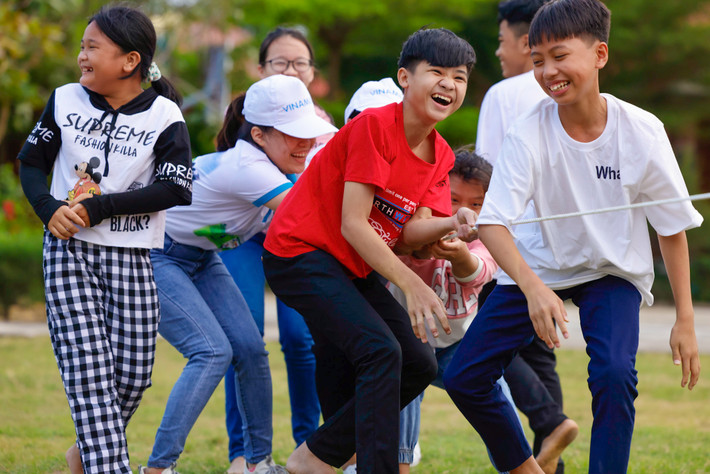 Không khí tại các trung tâm trở nên sôi động bởi tiếng hò reo của các em trong trận thi kéo co, chạy tiếp sức đầy kịch tính. Dưới sự hướng dẫn, cổ vũ của các cô chú, anh chị là nhân viên của Nhà máy sữa Vinamilk Bình Định, các em đã cùng nhau thực hiện các thử thách trong các trò chơi. Bất kể đội nào thắng thua, nụ cười vẫn luôn rạng rỡ trên gương mặt trẻ thơ.