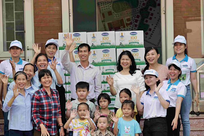 Hành trình của Quỹ sữa Vươn cao Việt Nam năm 2022, năm thứ 15 của chương trình đã được bắt đầu với những chuyến đi thăm, trao sữa của Vinamilk và đại diện của Quỹ Bảo trợ trẻ em Việt Nam. Tại Làng trẻ SOS Quy Nhơn (Bình Định) và Trung tâm công tác xã hội tỉnh Quảng Ngãi, các em nhỏ “diện” những bộ đồ đẹp nhất, háo hức đón đoàn công tác đến thăm. Không chỉ mang theo những hộp sữa thơm ngon tặng cho các em, đoàn còn cùng tham gia các hoạt động vui chơi, lưu lại nhiều kỉ niệm vui vẻ.