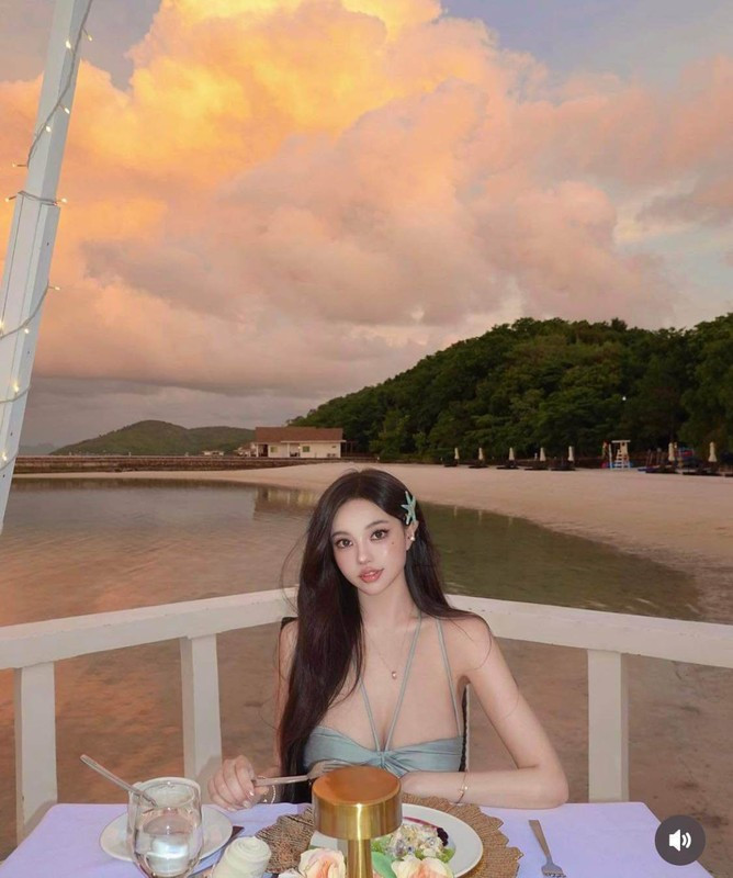 Nhiều người nhận xét cô sở hữu gương mặt hao hao nữ thần đại lục Angela Baby.