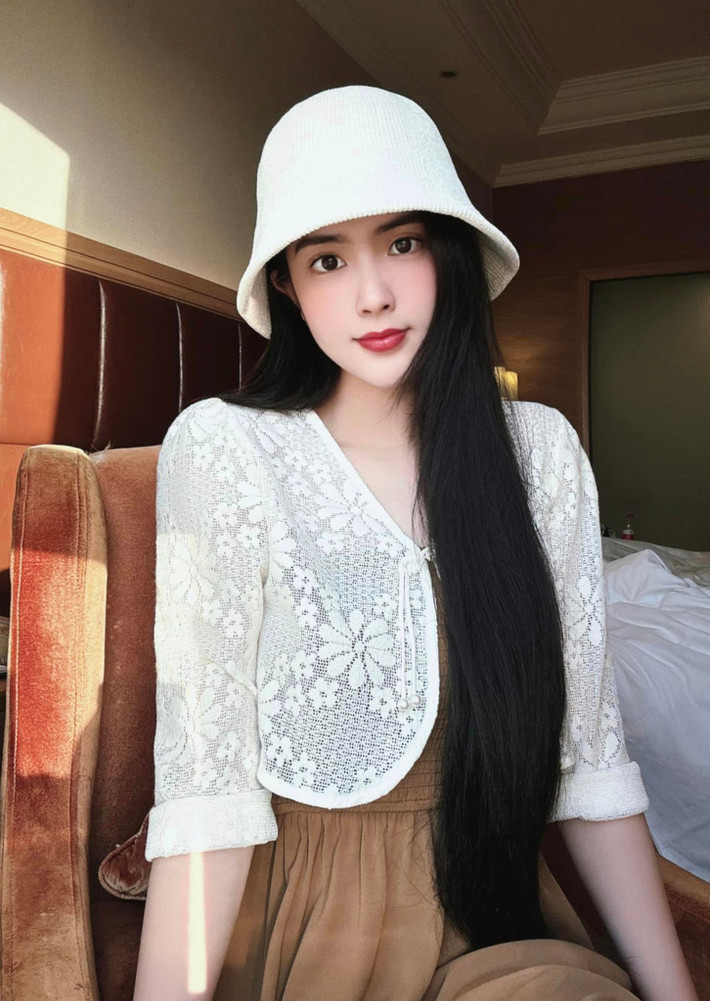 Đinh Triệu Đoan Nghi là hot girl lai hai dòng máu Việt - Trung, hiện đang sinh sống và làm việc tại Đồng Tháp.