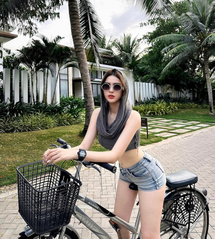 Gái xinh Đồng Tháp nổi tiếng trên MXH từ khi còn học cấp 3 nhờ hình ảnh diện áo dài trắng tuyệt đẹp. Thậm chí, hot girl còn được một số tờ báo Sohu, Chinatimes dành nhiều lời khen ngợi.