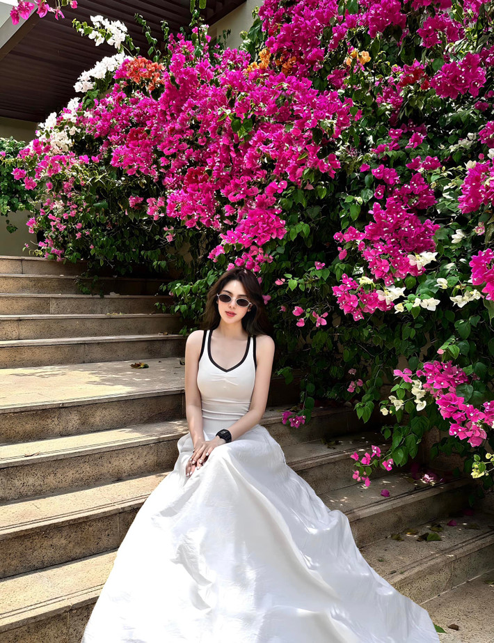 Đoan Nghi sở hữu gương mặt nhỏ nhắn, hài hòa với sống mũi cao, môi nhỏ, làn da trắng mịn.