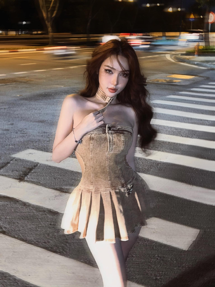 Làn da trắng "bật tông" với đôi môi gợi cảm tạo nên sức hút đặc biệt cho hot girl chuyển giới.