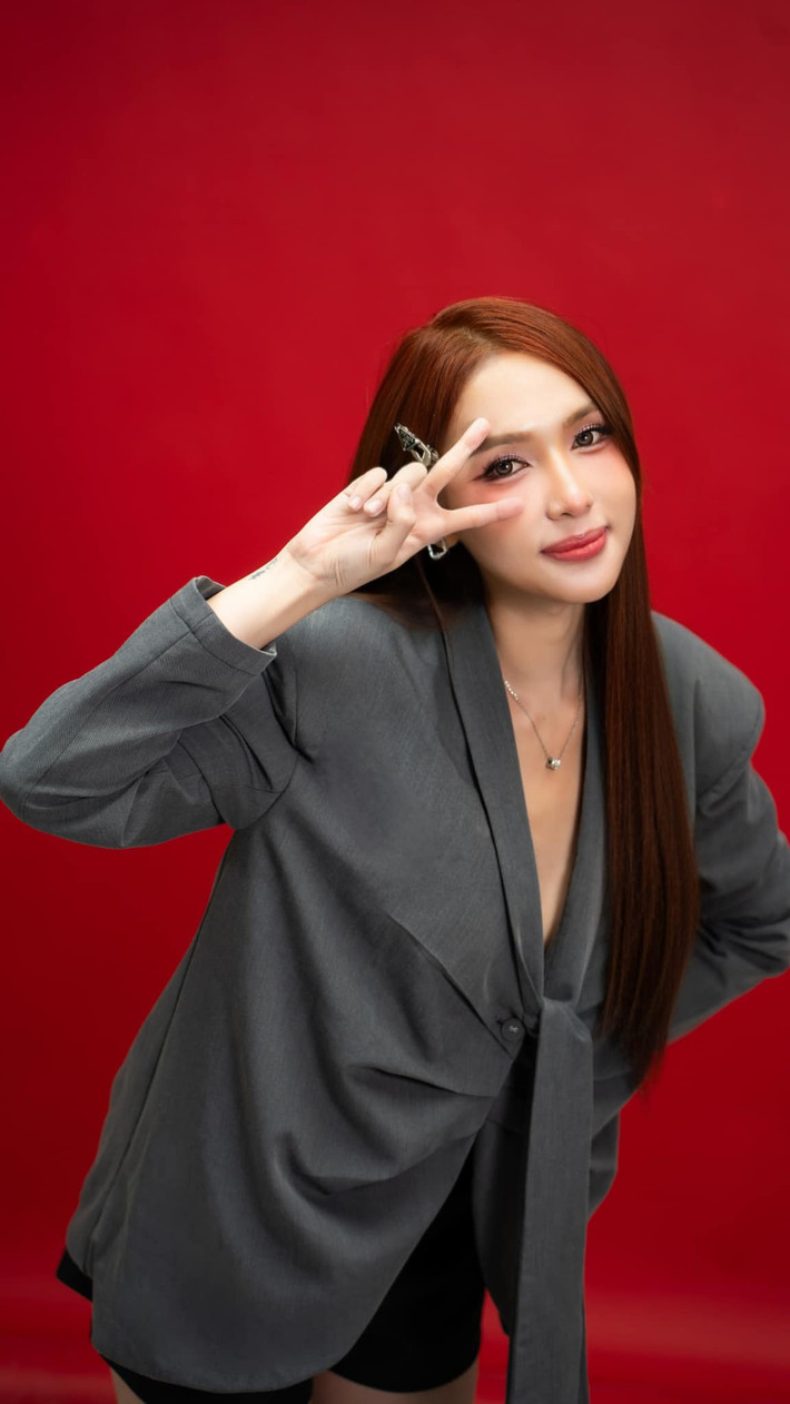Mym Trần là hot girl chuyển giới từng không may mắn kết đôi thành công tại Người ấy là ai mùa 5. Mới đây cô quay lại một chương trình hẹn hò khác để đi tìm nửa kia cho riêng mình.