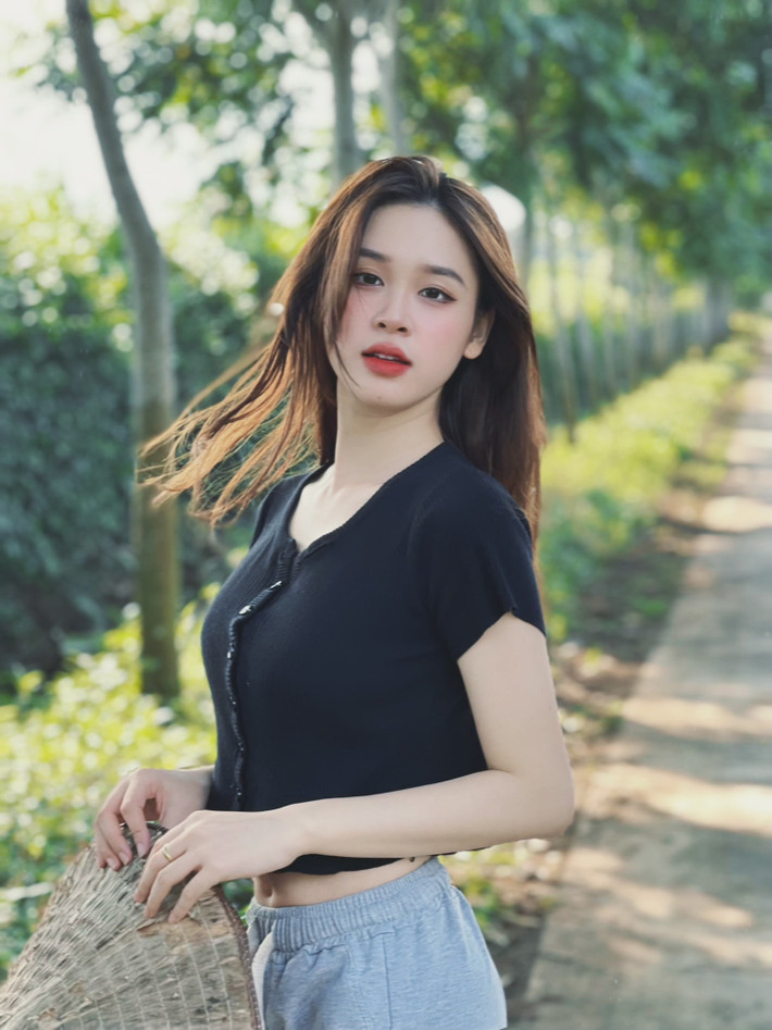 Khi rời sóng truyền hình, cô nàng tự tin diện những thiết kế mỏng manh, ôm sát body hoặc cắt xẻ.