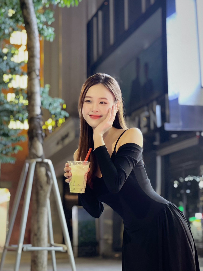Ngoài nụ cười đốn tim, gương mặt thanh tú, Thảo Vi còn khiến nhiều người ngưỡng mộ bởi bảng thành tích học tập tốt.