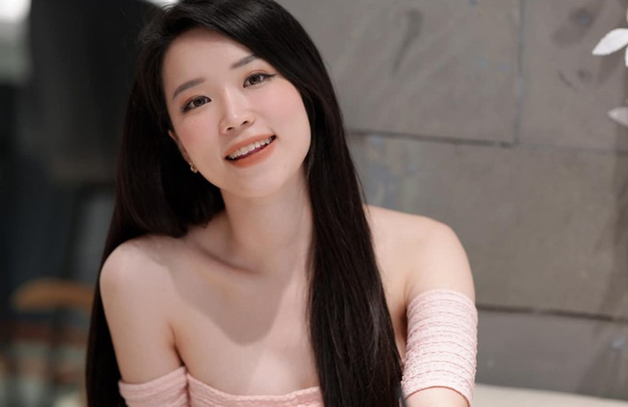 Cô nhận được phản hồi tích cực nhờ ngoại hình tươi tắn, xinh đẹp cùng lối dẫn lưu loát.