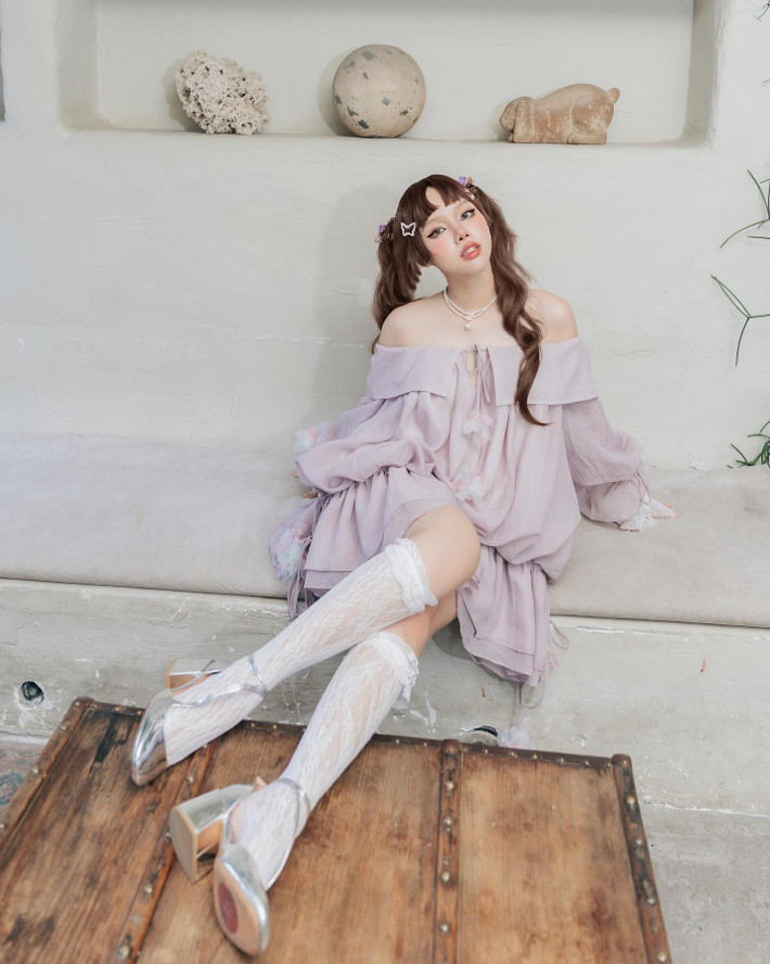 Jimin Young tên thật là Huỳnh Hồng Ngọc, là TikToker Đồng Tháp được nhiều người yêu mến và chú ý nhờ có vẻ đẹp ngọt ngào như một nàng búp bê.