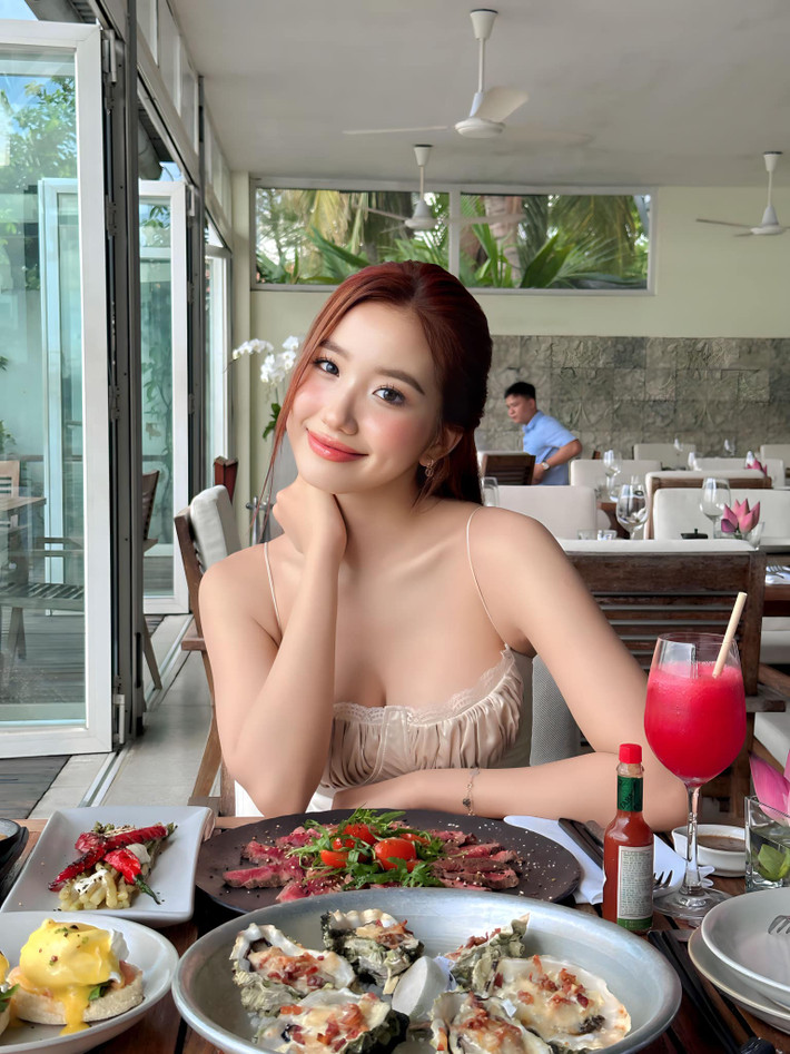Lê Thị Khánh Huyền được biết đến với vai trò là người mẫu ảnh, hot girl nhưng công chúng biết đến cô nhiều nhất với vai trò TikToker.