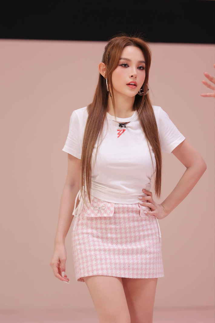 Cựu hot girl Huyền Baby được nhận xét có nhan sắc giống như búp bê, đầy thanh tú và rạng rỡ, hợp gu số đông đại chúng.