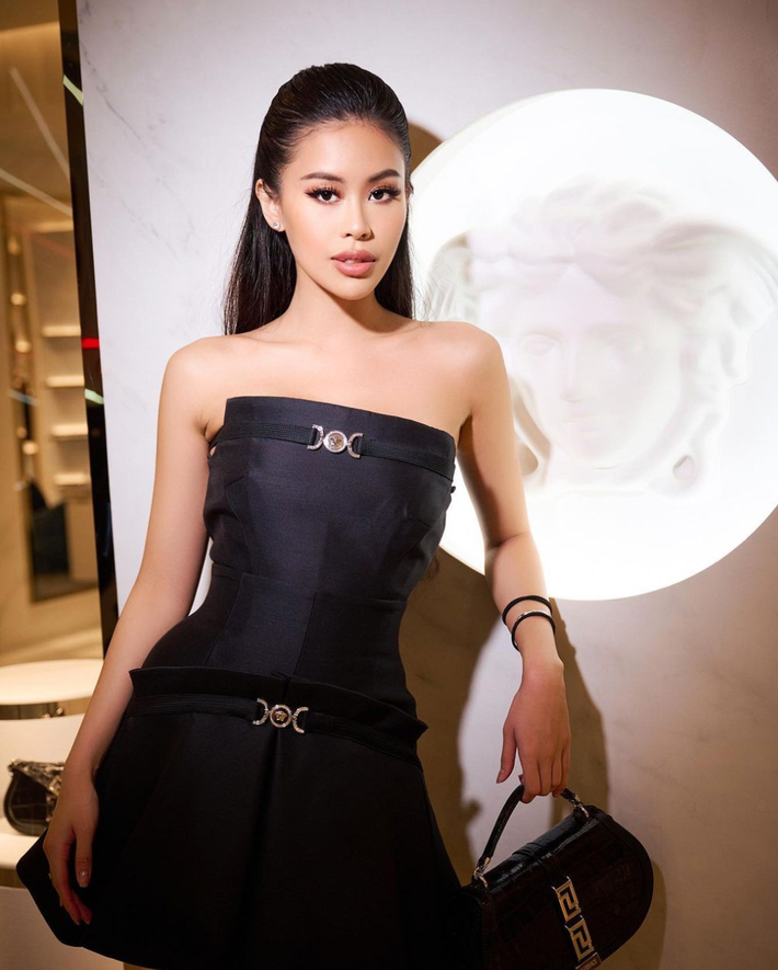 Bất kể ảnh đời thường trang điểm nhẹ nhàng hay lúc đi sự kiện lung linh, đọ sắc với nhiều người đẹp khác cô nàng đều rất nổi bật.