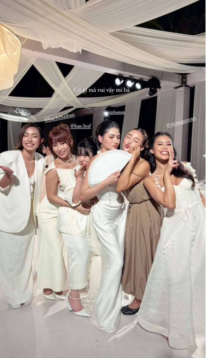 Cùng xuất hiện trong đám cưới của một người bạn, Salim và Tiên Nguyễn lần đầu có dịp đứng chung một khung hình.