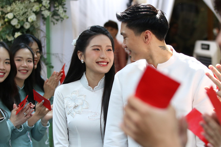 Ở đám hỏi, vợ Đoàn Văn Hậu mặc áo dài màu trắng, trang điểm đơn giản nhưng vẫn toát ra khí chất tiểu thư Hà Nội.