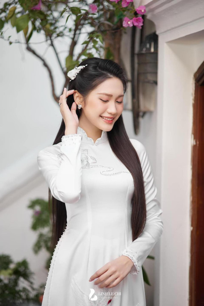 Trong khi chú rể đi xe sang cùng dàn bê tráp bận áo dài truyền thống, lịch lãm đến rước dâu thì cô dâu gây chú ý bởi vẻ ngoài xứng danh Top 10 Hoa hậu Việt Nam. Ảnh: Linh Lê Chí