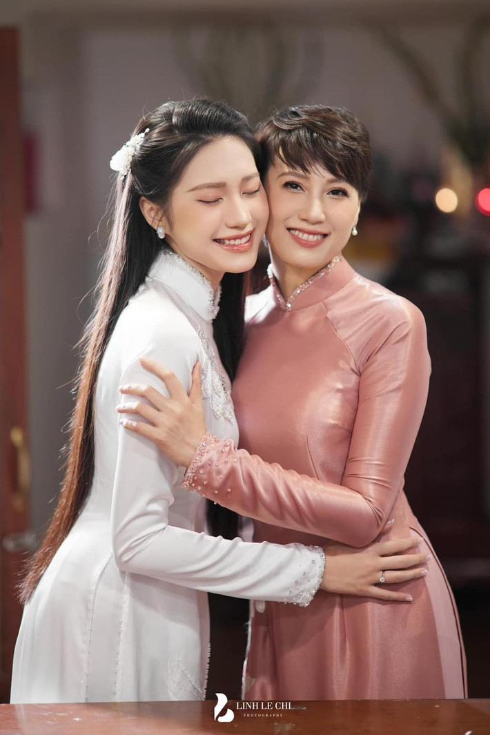Đặc biệt, bên cạnh cô dâu, mẹ Doãn Hải My cũng khoe vẻ đẹp trẻ trung, vừa truyền thống vừa hiện đại với chiếc áo dài màu hồng nhã nhặn. Ảnh: Linh Lê Chí