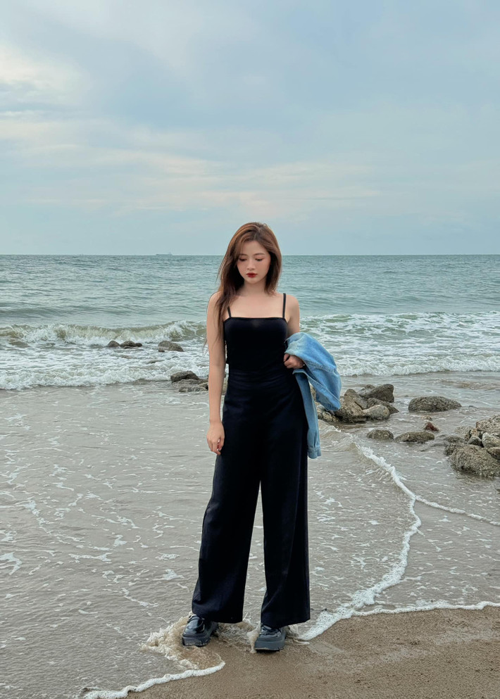 Từ một cô sinh viên bình thường, Lan Hương được mời làm mẫu ảnh, đóng quảng cáo, phim ngắn...