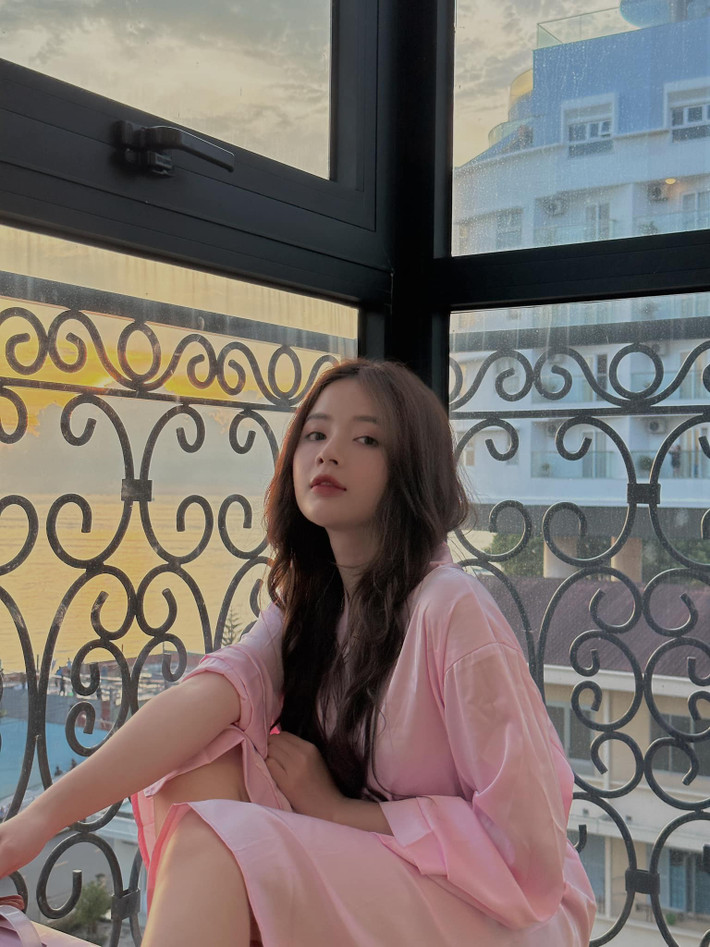 Cô nàng ngày càng xinh đẹp và sắc sảo hơn.