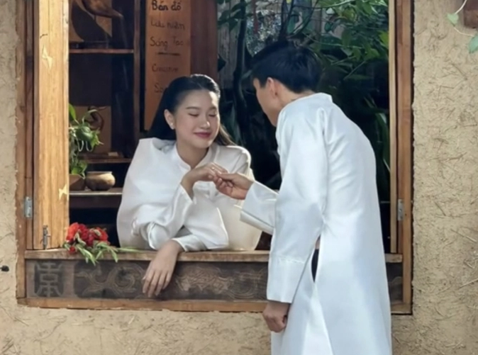 Điều đặc biệt, Văn Hậu chọn một sân bóng của làng làm nơi tổ chức sự kiện (Sân vận động xã Hồng Minh thuộc thôn Cổ Trai, xã Hồng Minh, huyện Hưng Hà, tỉnh Thái Bình).