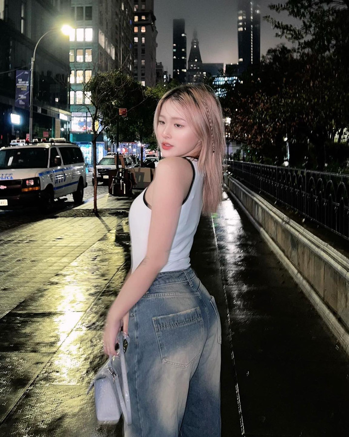Đặc biệt, từ khi sang Mỹ du học, nữ rich kid còn thay đổi vóc dáng, cách ăn mặc rõ rệt khiến netizen không khỏi trầm trồ.