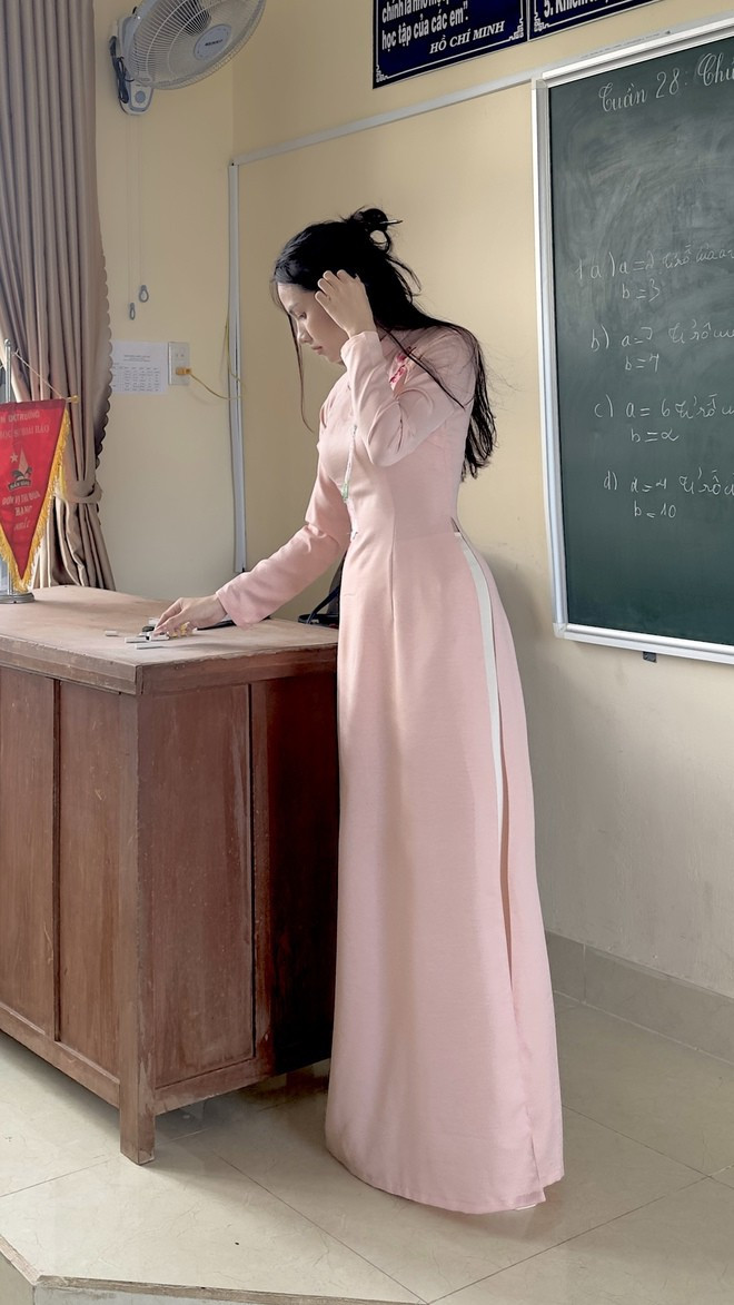 Các clip của cô giáo hot girl dễ dàng thu hút hàng triệu lượt xem, ngàn cái thả tim và loạt bình luận tích cực từ cộng đồng mạng.