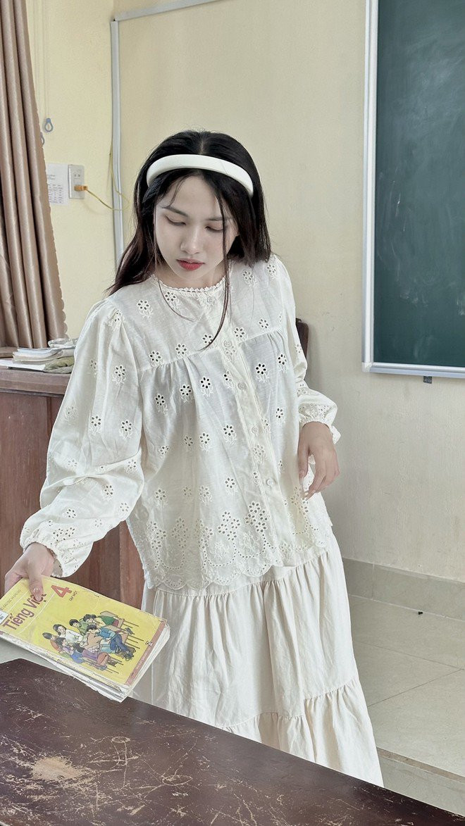 Cô giáo Vẹn Trần để lại ấn tượng mạnh mẽ với gương mặt xinh xắn của mình, và điều quan trọng hơn hết là phong cách ăn mặc vừa nữ tính vừa thanh lịch của cô.